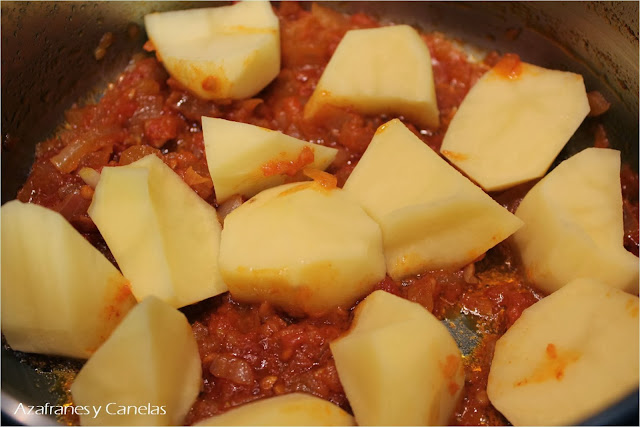 patatas para el potaje de garbanzos con espinacas