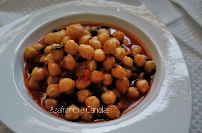 Potaje de garbanzos con chorizo y espinacas