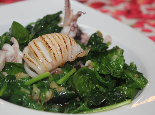 7 platos a la plancha bajos en calorías. Espinacas salteadas con un calamar a la plancha