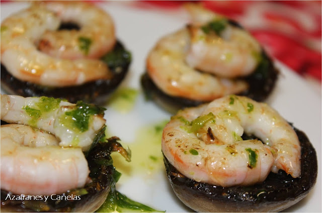 7 platos a la plancha bajos en calorías. Champiñones a la plancha con gambas asadas encima.