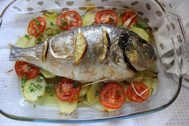 Dorada al horno. En bandeja con verduras asadas.