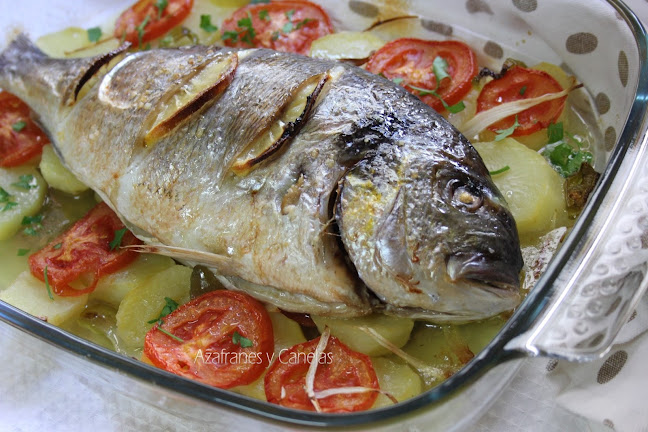 Dorada al horno sobre una bandeja con verduras