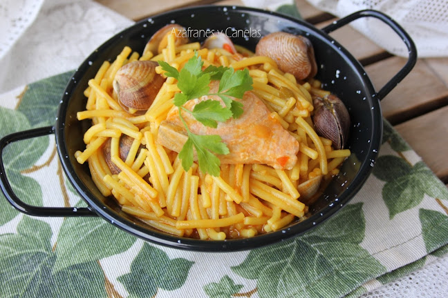 Fideos caldosos con Salmón. Una rama de perejil fresco corona el plato.