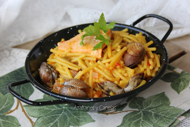 Fideos caldosos con Salmón. le acompañan almejas