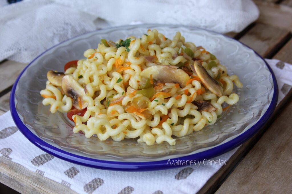 Receta de Fusilli Lunguini Bucatti con verduras: plato de pasta para salir de la rutina. Plato de pasta con muchas verduras crujientes.