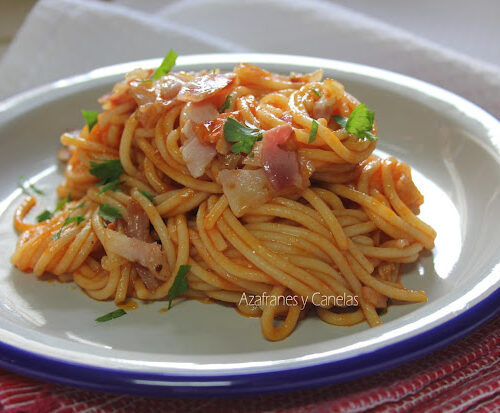 Espaguetis con bacon y tomate - Azafranes y Canelas