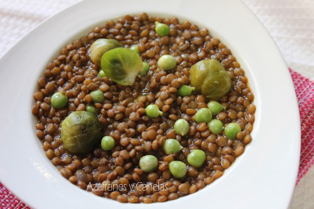 lentejas con verduras: coles de bruselas y guisantes.