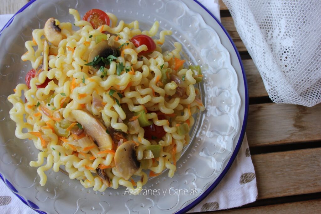 Receta de Fusilli Lunguini Bucatti con verduras: plato de pasta para salir de la rutina. Plato de pasta con muchas verduras crujientes.