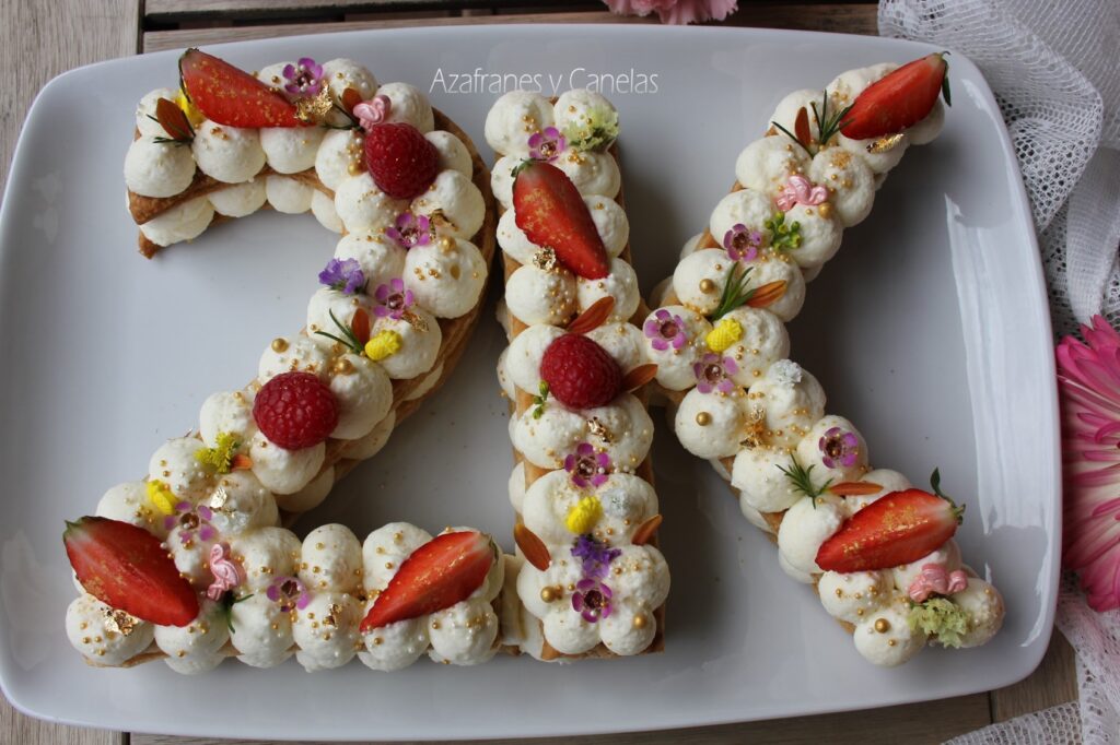 Tarta números de hojaldre: 2K en Instagram. Deliciosa tarta a base de hojaldre y crema de queso. Decorada con frutas frescas.