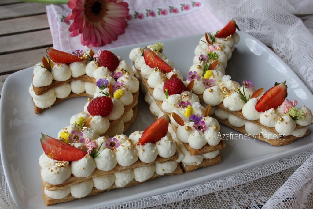 Tarta números de hojaldre: 2K en Instagram. Deliciosa tarta a base de hojaldre y crema de queso. Decorada con frutas frescas.