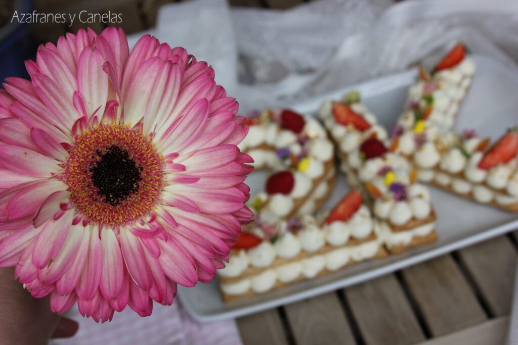 Tarta números de hojaldre: 2K en Instagram. Deliciosa tarta a base de hojaldre y crema de queso. Decorada con frutas frescas.