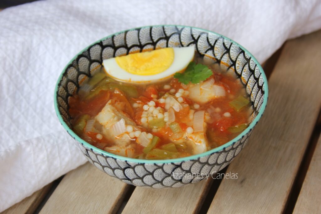 Sopa de pescado con merluza sencilla y sana.