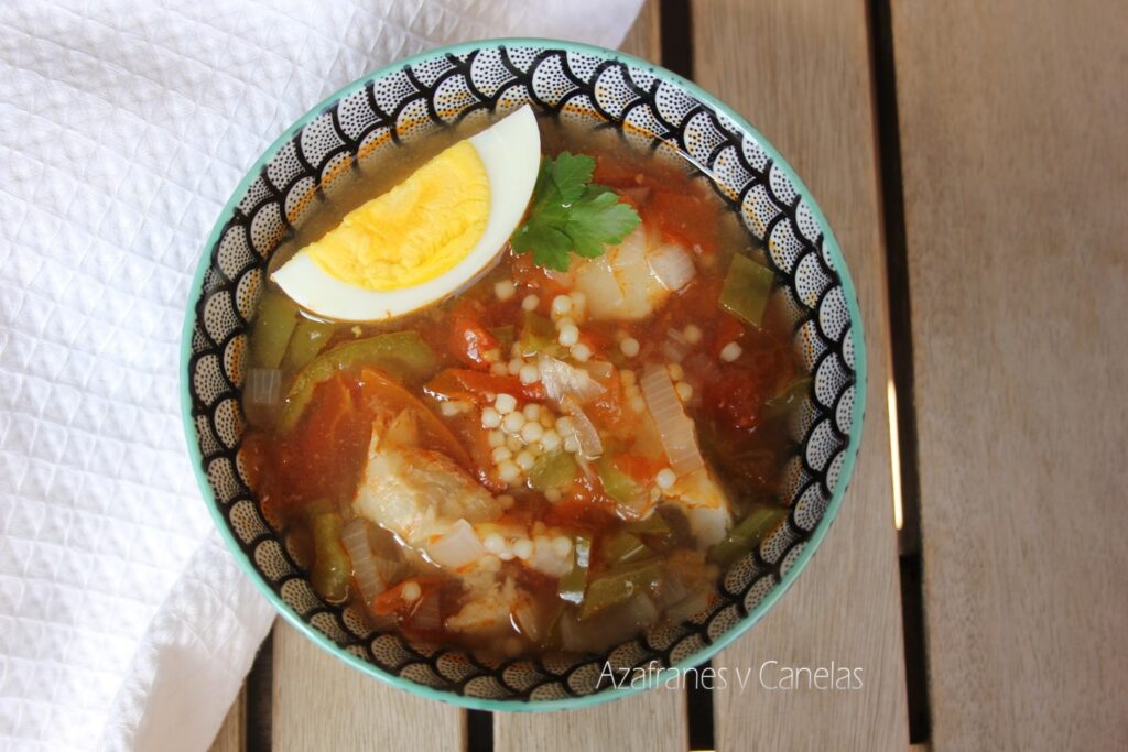 Sopa de pescado con merluza sencilla y sana.