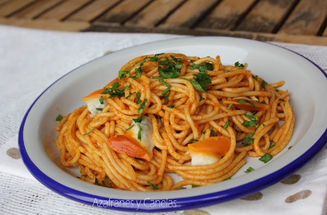 Espaguetis con almejas y sobrasada