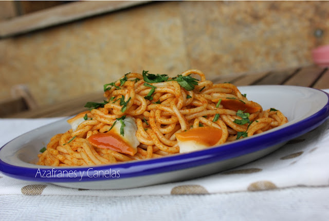 Espaguetis con almejas y sobrasada