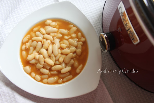 Alubias blancas cocinadas en olla lenta, caldosas y llenas de sabor