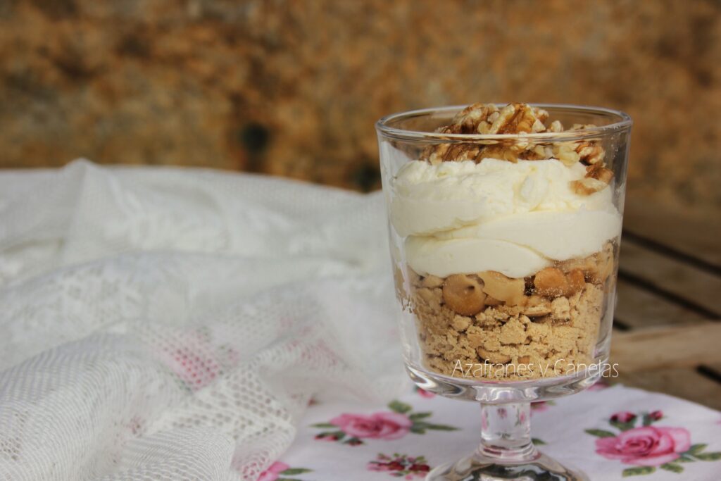 Crema de queso y galletas en vasitos individuales