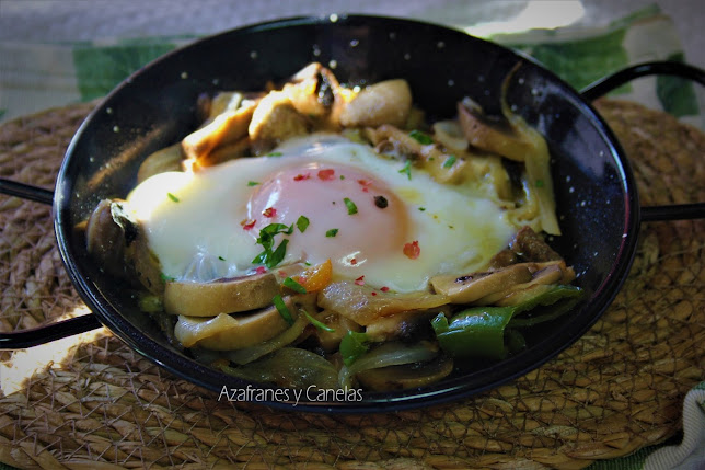 Champiñones con huevo a la sartén