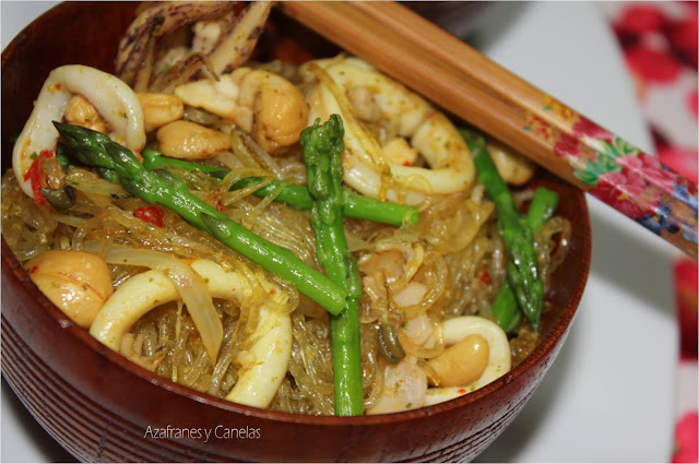 Fideos chinos con calamares y curry, en un bowl y servido con palillos chinos
