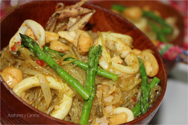 fideos chinos con calamares y curry. Deliciosos y picantes