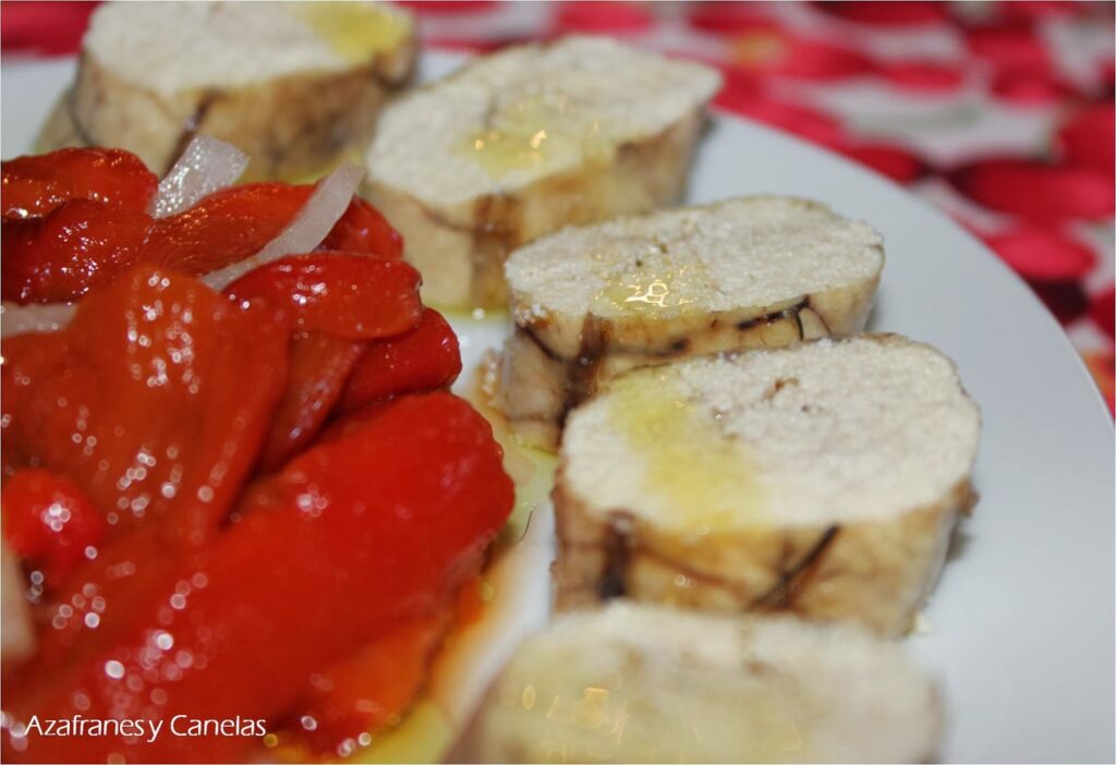 Huevas de merluza a la plancha. Acompañadas de pimientos asados