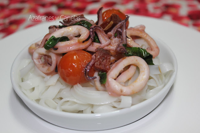 calamares en un cuenco con tallarines de arroz