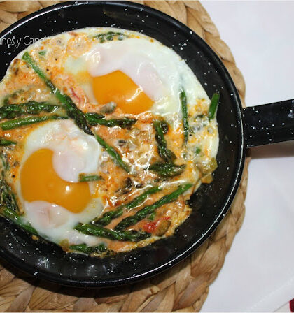 Huevos en sartén con espárragos y nata