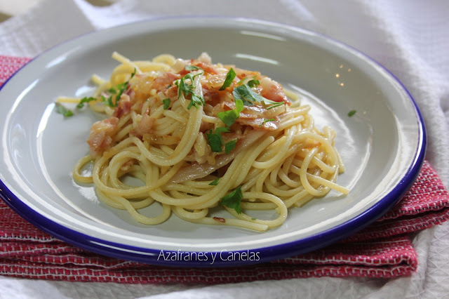espaguetis con bacon y cebolla