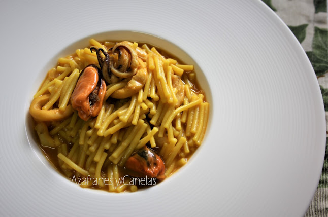 Fideos con calamares y mejillones