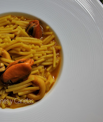 fideos con calamares y mejillones