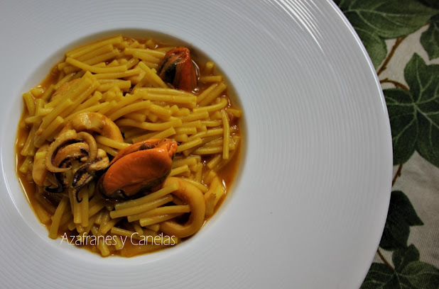 Fideos con calamares y mejillones