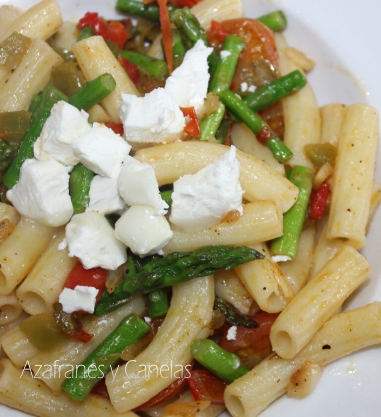 Rigatoni con ricotta y espárragos.