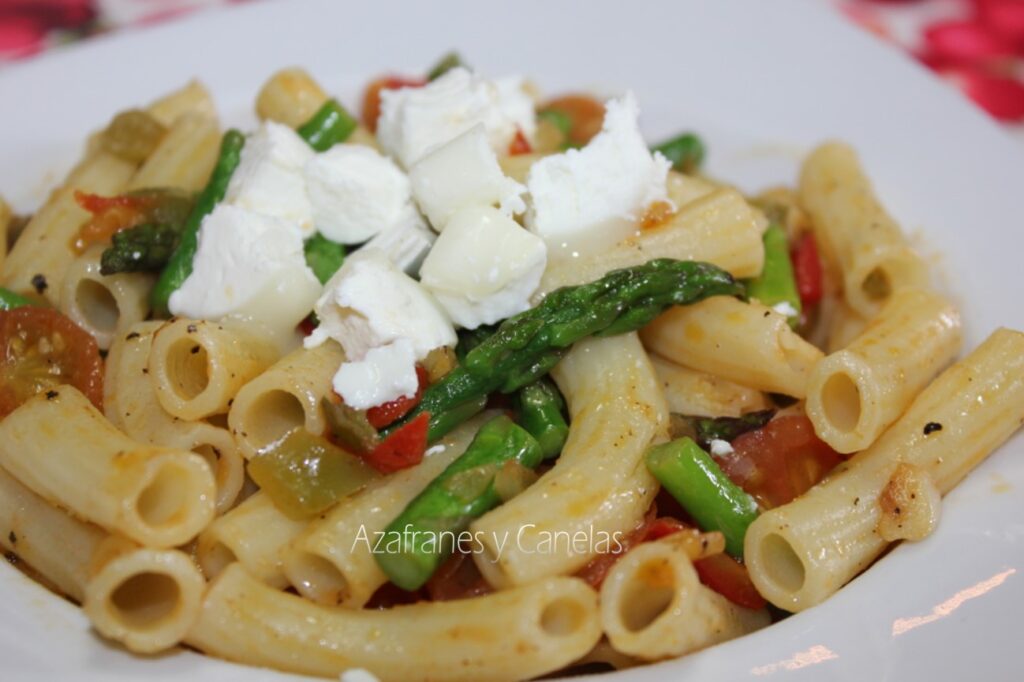 Toma buena nota de estos Rigatoni con ricotta y espárragos.