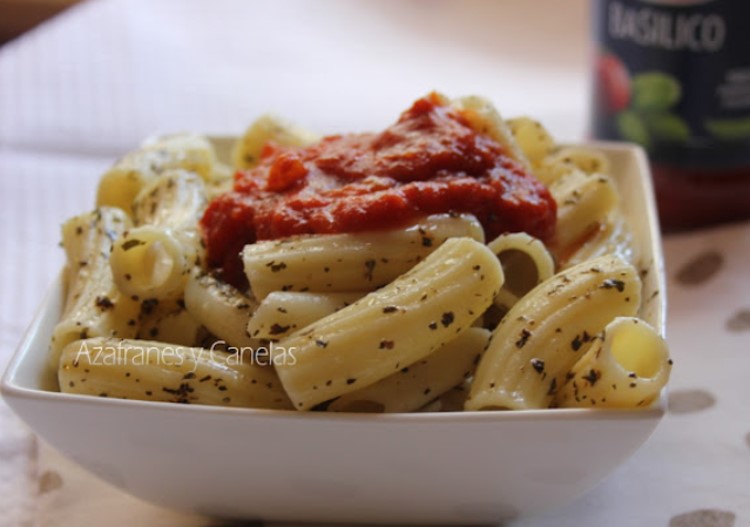 rigatonis con tomate y albahaca