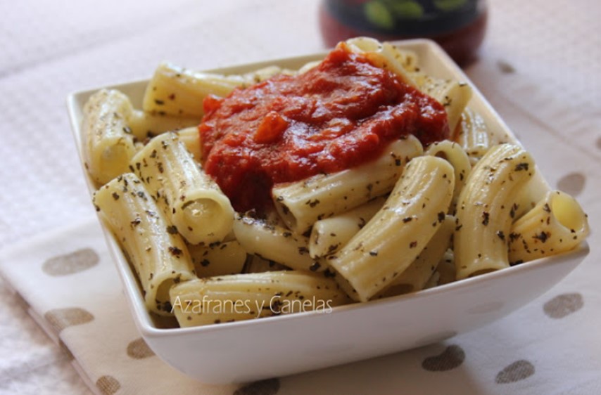 rigatonis con tomate y albahaca