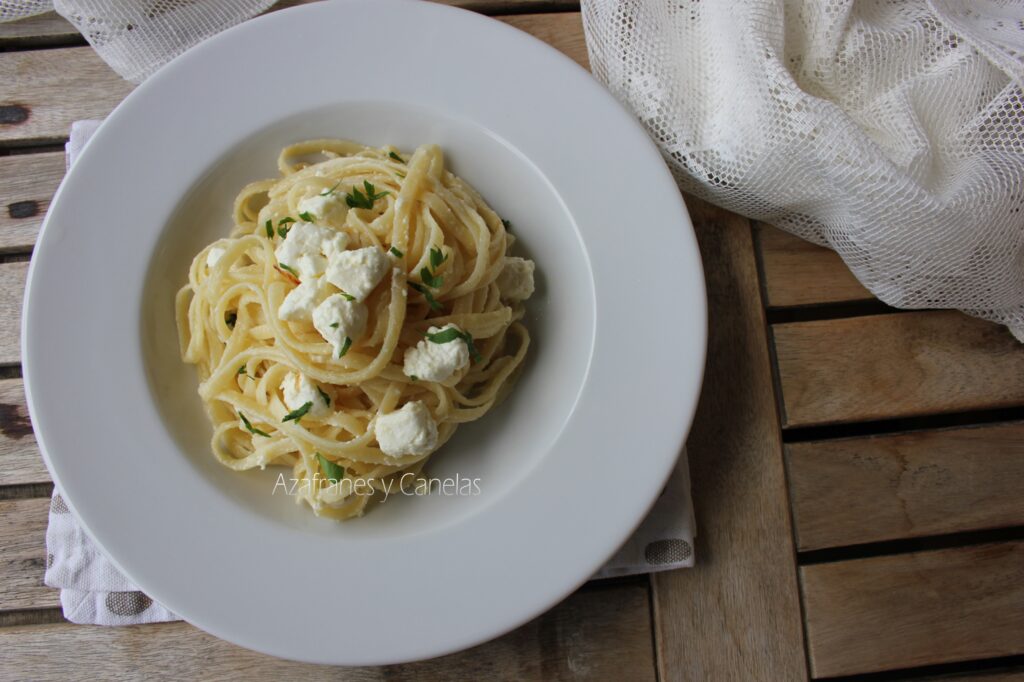 tallarines con queso feta