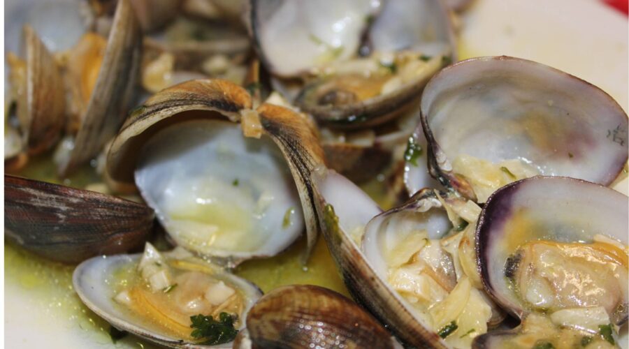 almejas al ajillo