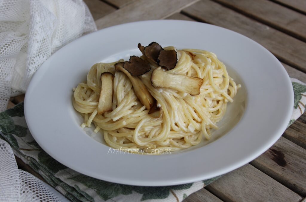 espaguetis a la crema con boletus y trufa