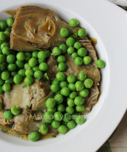 guiso de guisantes con alcachofas