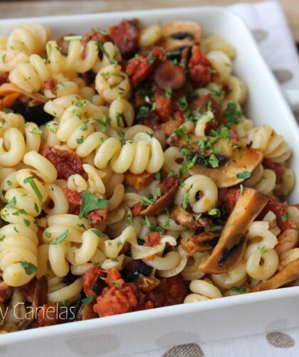 fusilli con chorizo y champis