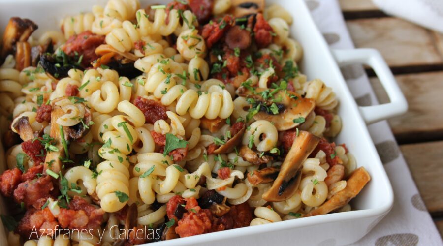 fusilli con chorizo y champis