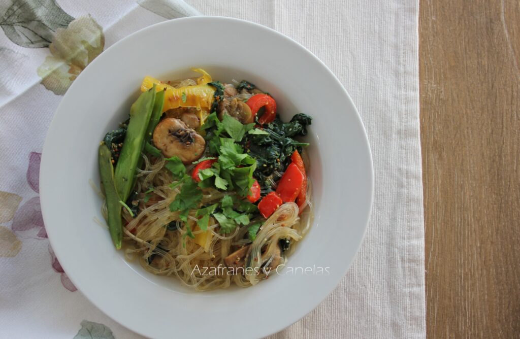 vermicellis en wok con verduras salteadas