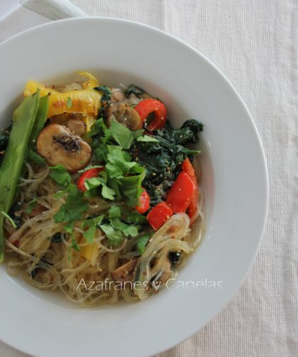 vermicellis en wok con verduras