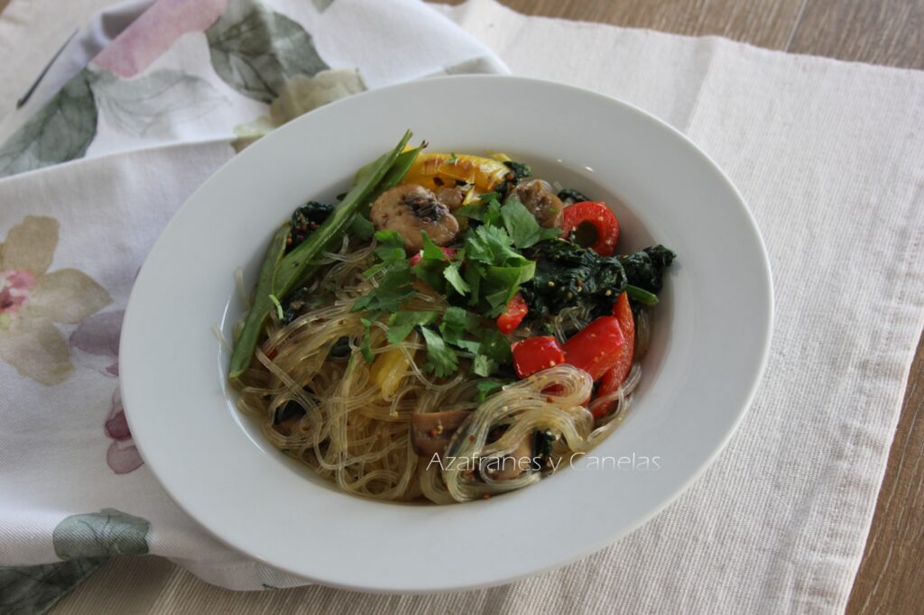vermicellis en wok con verduras