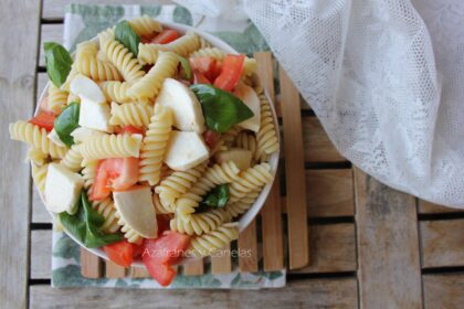 ensalada caprese de pasta, con pasta corta