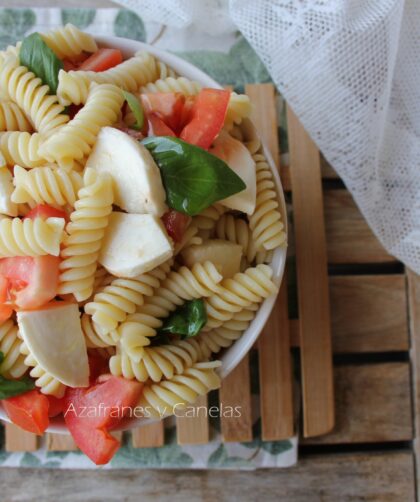 ensalada caprese de pasta, con pasta corta