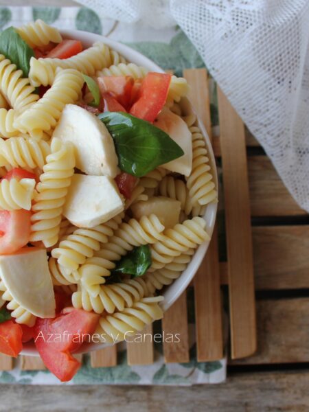 ensalada caprese de pasta, con pasta corta