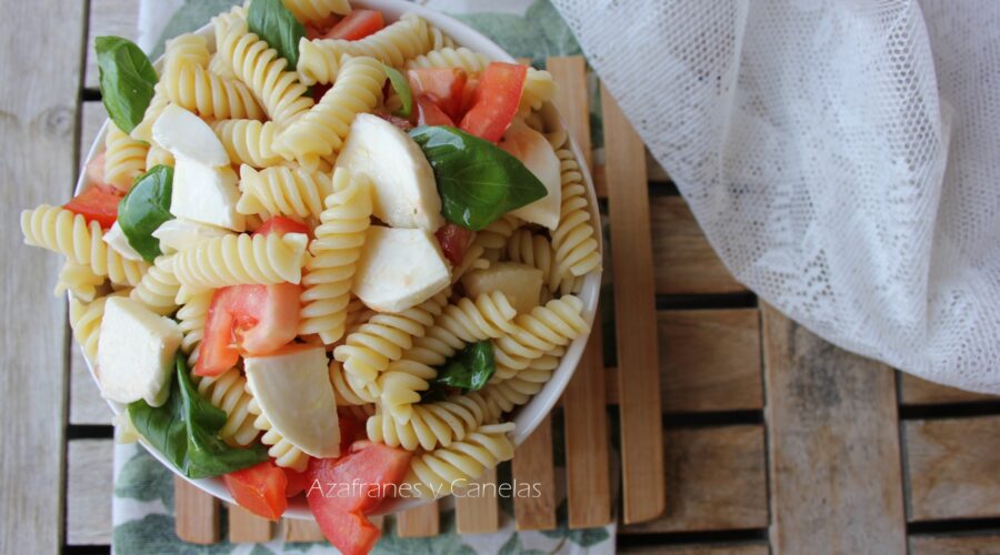 ensalada caprese de pasta, con pasta corta