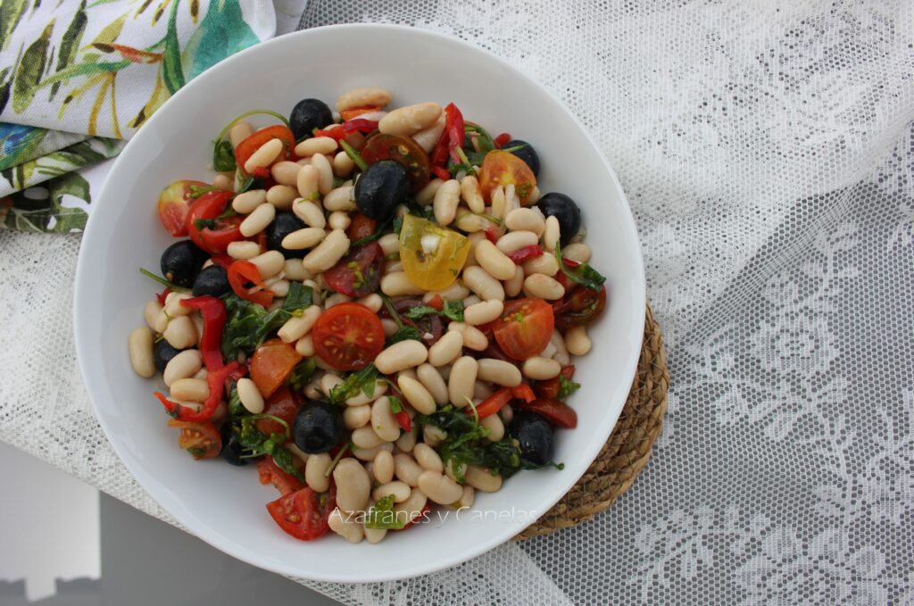 ensalada de judias blancas con verduras y aceitunas negras