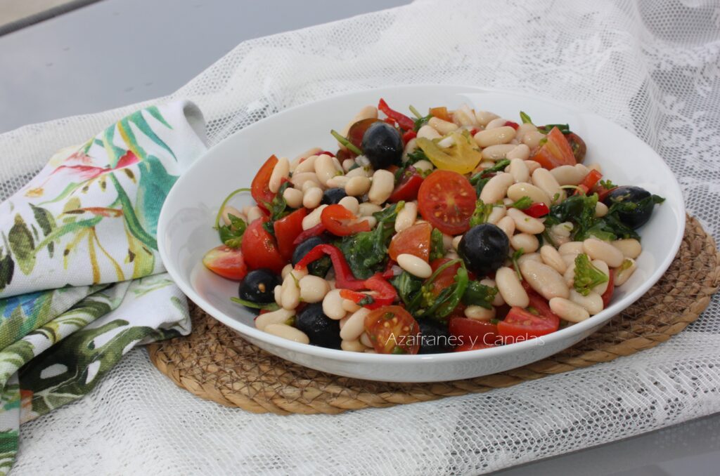 ensalada de judías blancas con verduras y aceitunas
